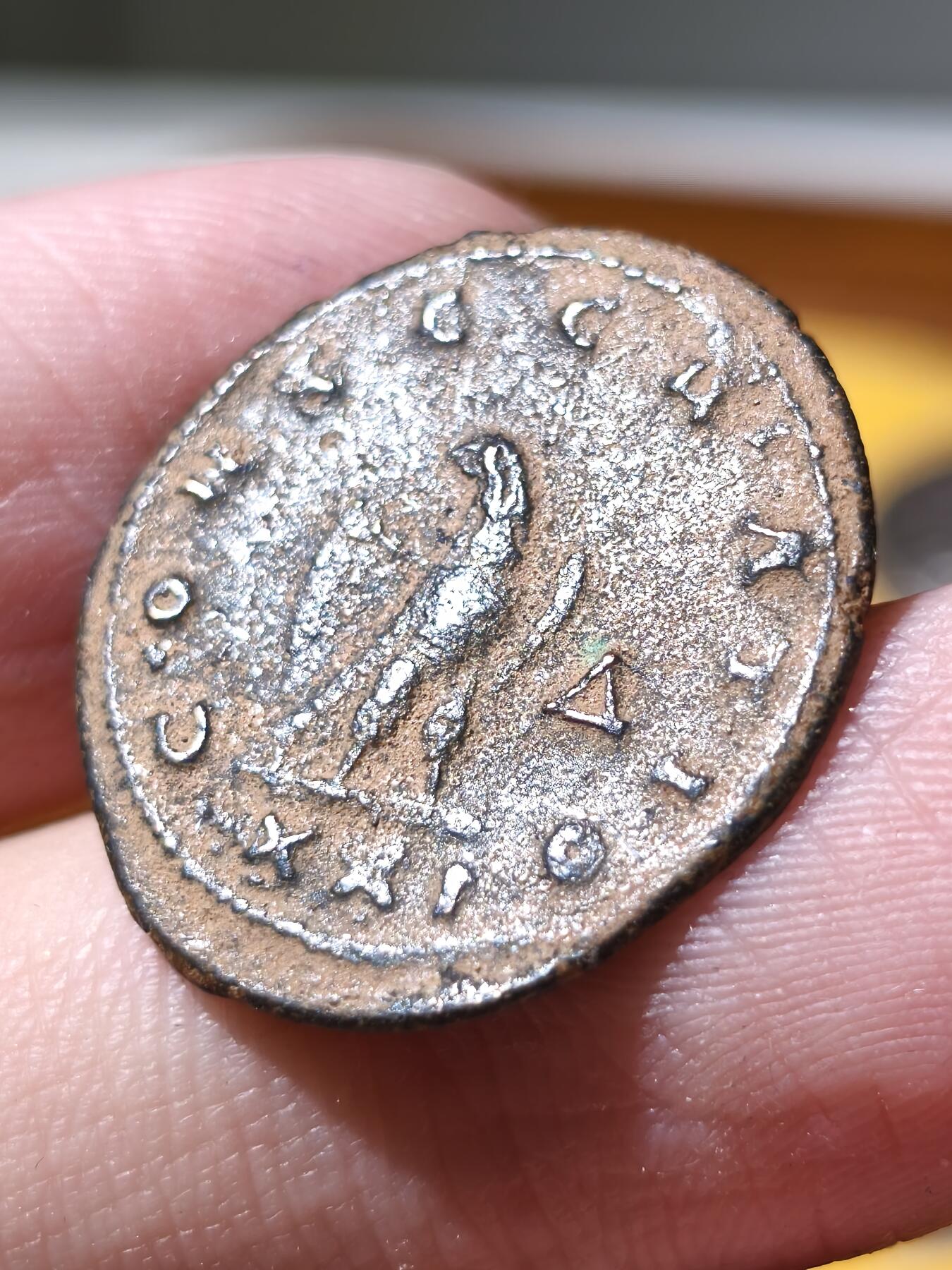 星盘世界钱币拍卖 少见！罗马帝国 三世纪危机 卡鲁斯皇帝 逝后封神纪念币 安东尼安（双迪纳尔）公元283年。卡鲁斯传说死于远征波斯时，在波斯首都泰西风城下被雷电劈死，十分传奇。