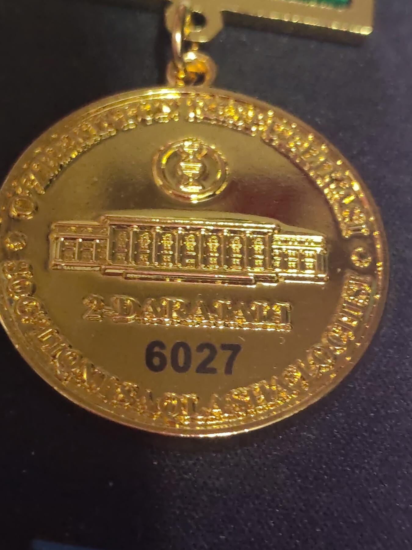 韵星假日军品类拍卖第46期 -- Rimey Holidays Militaria Auction 46 乌兹别克斯坦共和国卫生部二级优秀服务人员奖金奖章 实发6027号 非常稀少 设计继承苏联的奖金奖章 铜镀金 非常厚重 仅颁发给高级官员