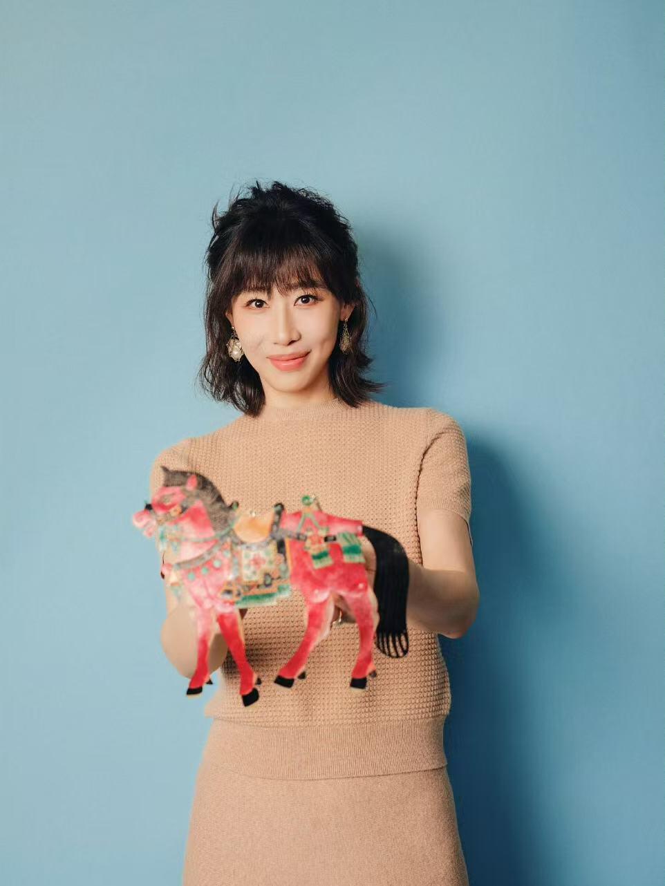 零元拍： 任素汐亲签2026总台马年春晚CMG出品“大吉大利”春条。