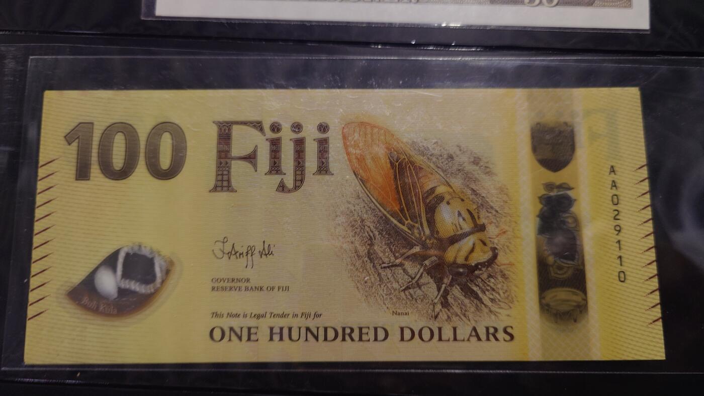 世界钱币～微拍第240期暨2026年第21期  部分尾货整理陆续低价起拍清仓 2025年斐济100元 全新绝品无47尾号110