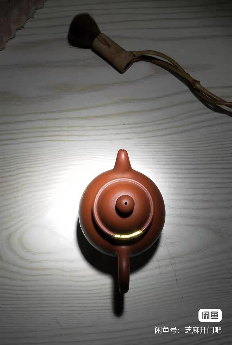 贡局紫砂壶 晚清销往泰国原矿朱泥紫砂 底款：贡局  容量二人量。盖一小磕包金就花了350元。壶身龙纹少见。喜欢就拍。料绝对好。该壶一直在用，主要泡红茶，介意勿拍。另赠送礼品