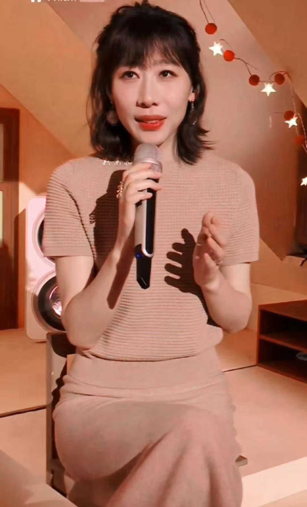 零元拍： 任素汐亲签2026总台马年春晚CMG出品“大吉大利”春条。