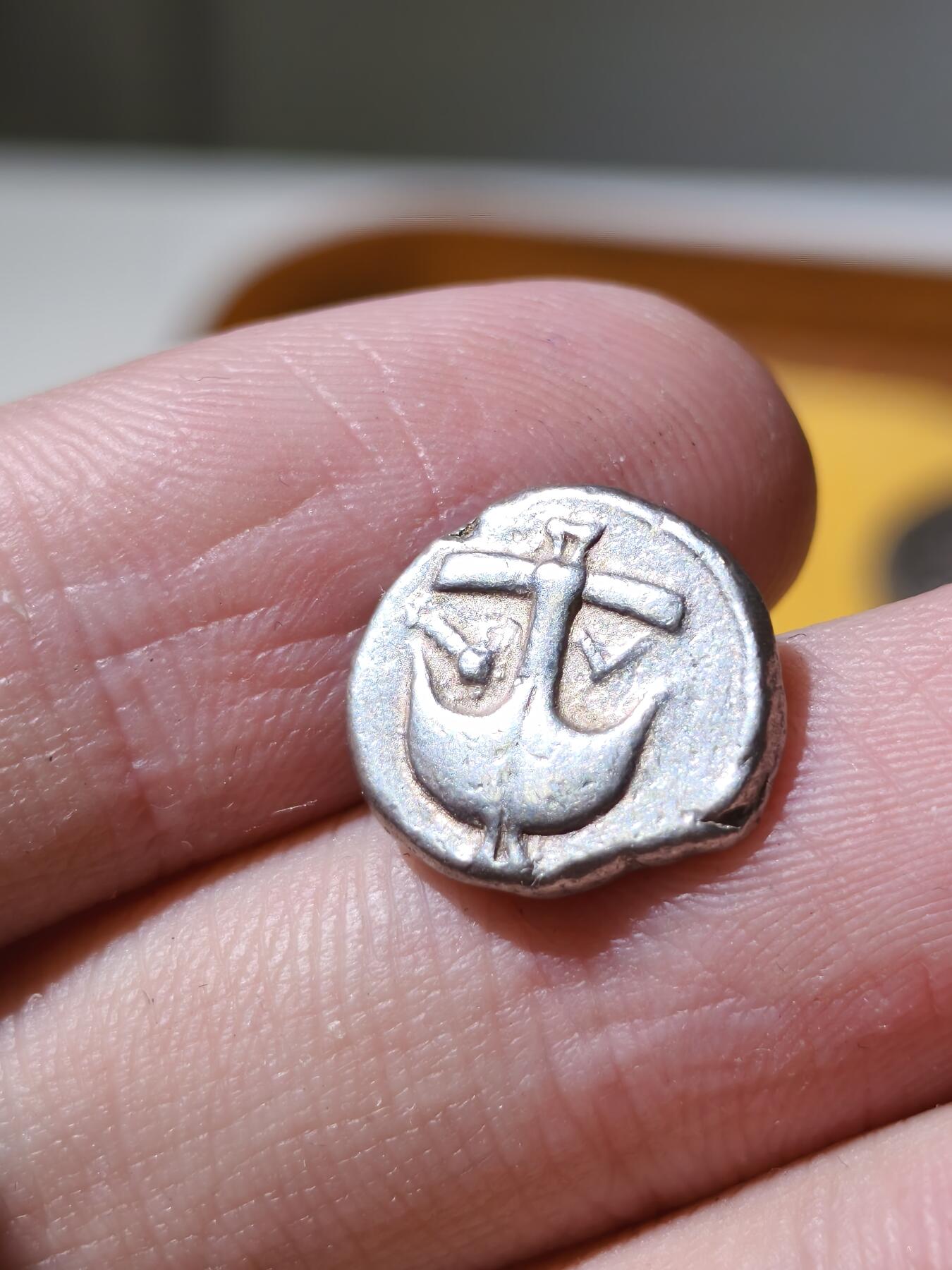 星盘世界钱币拍卖 古希腊阿波罗尼亚美杜莎半德拉克马银币，正面是美杜莎(戈尔工？)，背面是船锚，这枚品相不错，打制清晰居中，非常受欢迎且漂亮的品种