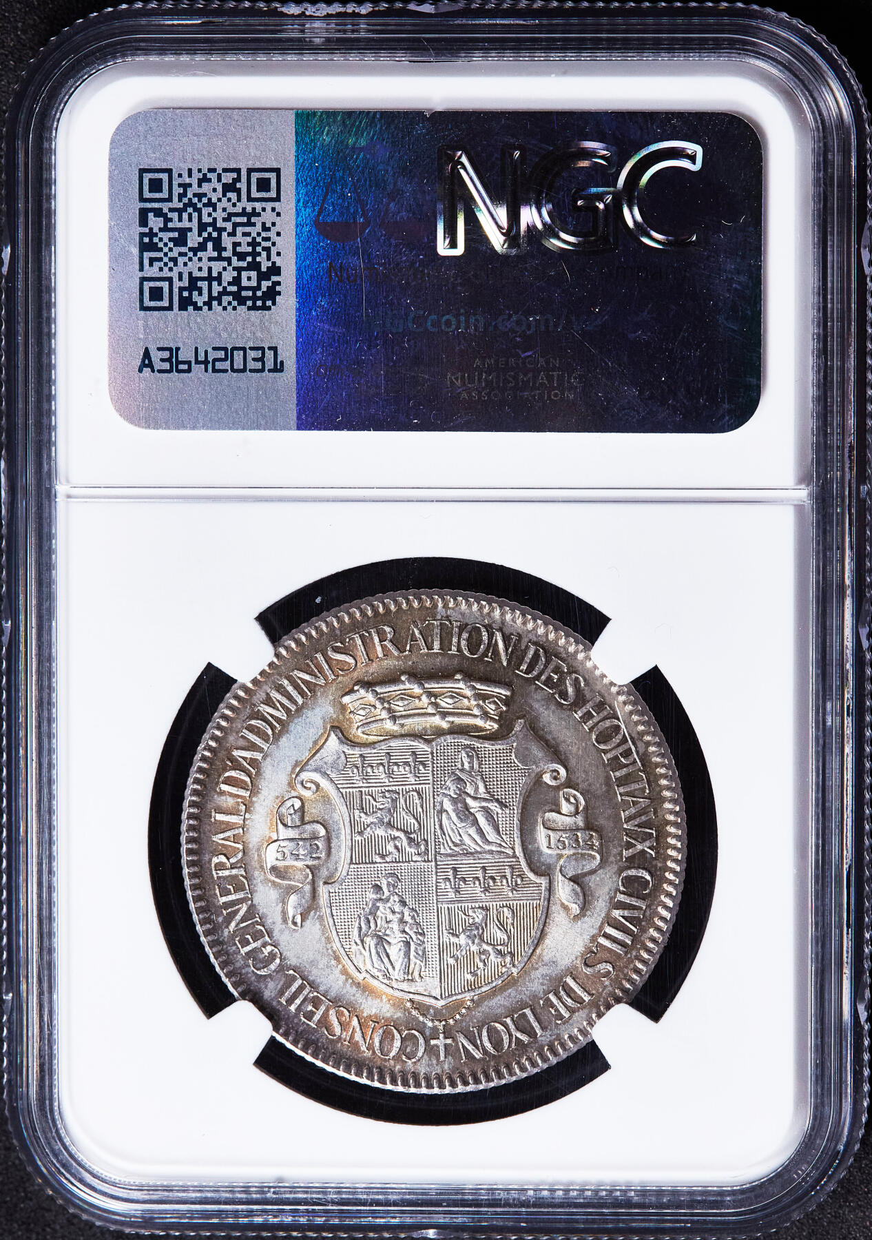 【俄甄集藏】2026年(049)03-18星期三 晚 19:30 全场包邮 法国1842年希尔德贝尔特一世夫妇头像纪念里昂市立医院成立1300周年银质代用币章，NGC MS65，五彩环彩，转光品相，法国19世纪著名雕刻家约瑟夫·丹泽尔(1805-1877)作品，顶级状态