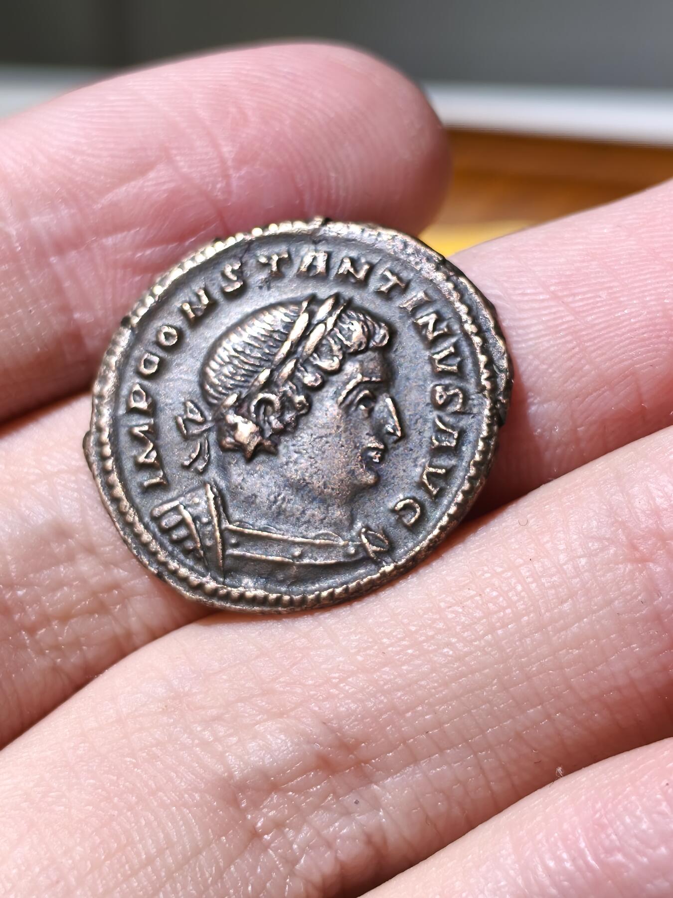 星盘世界钱币拍卖 美品！古罗马帝国君士坦丁大帝富力铜币 公元310-313年打制于特里尔 正面君一戎装面右，背面太阳神索尔站像，该类多发行于其赢得都灵之战后至米兰敕令发布之前，是罗马多神教时代的余晖。已清理，XF美品，细节很好，适合养包浆。