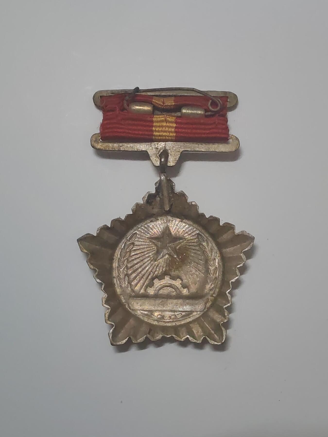 韵星假日军品类拍卖第46期 -- Rimey Holidays Militaria Auction 46 越盟（1948-1957）法越战争时期 一级战胜奖章 铜镀金 非后期铝 少有的独立时期战争奖章带珐琅章 颁发给军官