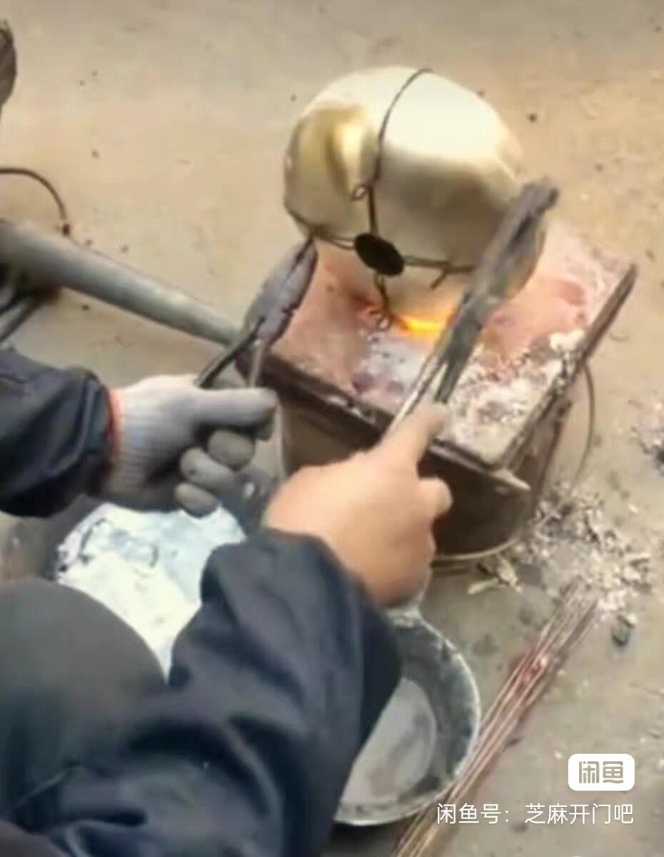 汤婆子纯铜 五六十年代老黄铜全手工制作 纯手工敲打！！！售出不退。 底部敲打皱纹成型痕迹在闪光下尤为明显。外面未经打磨保留了原始状态。 内膛底可看出坯饼厚实。重2.18斤纯精铜无杂质。高11mm直径20mm全美品未曾使用过。两耳四角尖端锋利。↑↑↑↑容易刺手需套保护膜或加工锉钝。