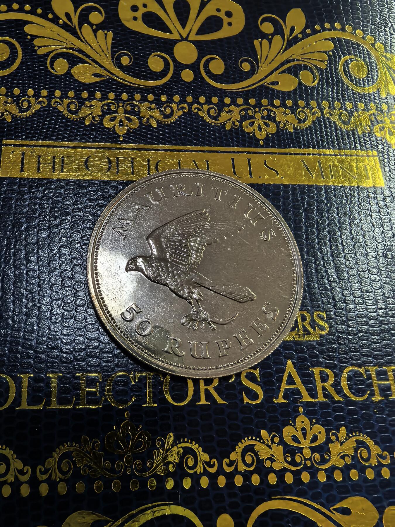 长老汇马年精选第九场拍卖 1975 毛里求斯红隼50卢比银币，32.12克500银