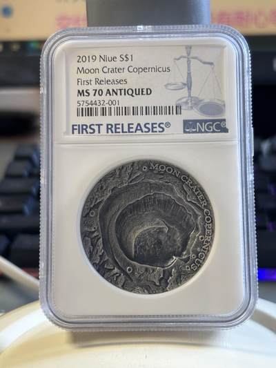 第193期拍卖 - 纽埃2019年宇宙星坑哥白尼环形山镶陨石银币NGC-MS70首无盒证书，999银，发行666枚
