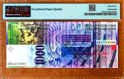 【Blue Auction】✨世界纸币精拍800期盛典——白金之夜🔥🔥🔥 S-【初版亚军分非常罕见 p74a】瑞士 1996年1000法郎 PMG67EPQ 高分 瑞士初版纸币向来深受国人喜爱 价格坚挺 这张最高值的法郎必将引起激烈竞价 人像版正面人物雅各布·布克哈特，19世纪最伟大的文化史家和艺术史家之一。一生著述甚丰，《意大利文艺复兴时期的文化》、《君士坦丁大帝时代》、《希腊文化史》是其代表性的著作。