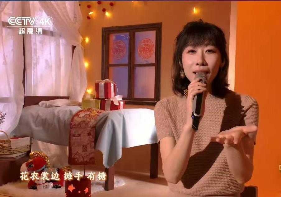 零元拍： 任素汐亲签2026总台马年春晚CMG出品“大吉大利”春条。