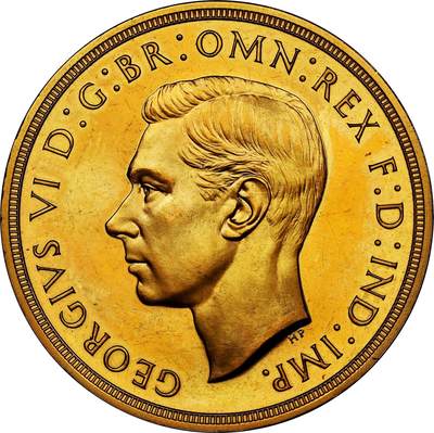 【Blue Auction】✨世界纸币精拍800期盛典——白金之夜🔥🔥🔥 G-英国 乔治六世 1937年5镑马剑大金币 发行量5500枚 NGC PF63+CAM  40g大金的手感令人无法抗拒，加上高浮雕深度镜面堪称视觉与触觉的双重享受，在黄金价格的影响下5镑大金的价格也以肉眼可见的价格上涨，不管是钱币爱好者还是黄金爱好者，此枚高质量乔六5镑都不失为一个好选择 