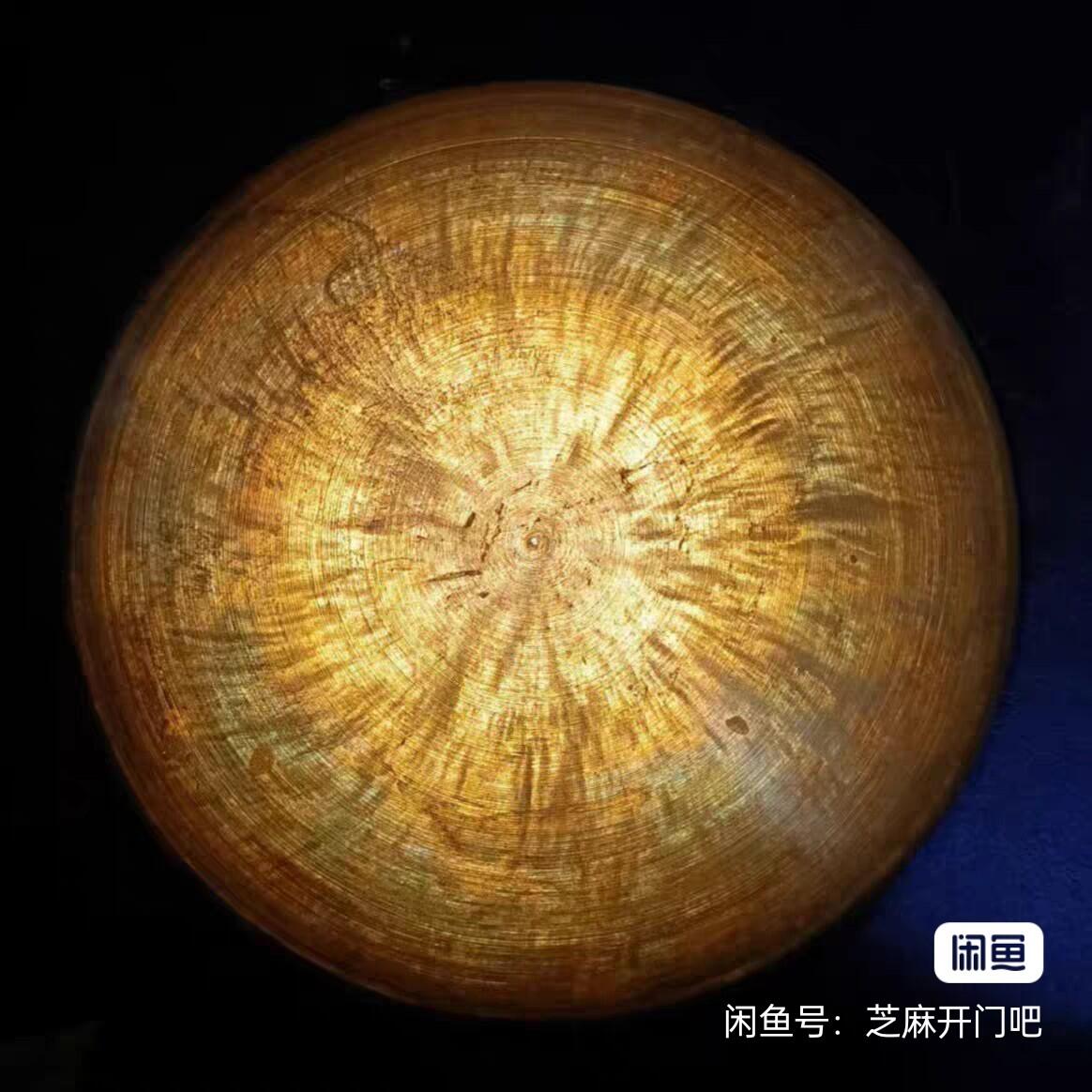 汤婆子纯铜 五六十年代老黄铜全手工制作 纯手工敲打！！！售出不退。 底部敲打皱纹成型痕迹在闪光下尤为明显。外面未经打磨保留了原始状态。 内膛底可看出坯饼厚实。重2.18斤纯精铜无杂质。高11mm直径20mm全美品未曾使用过。两耳四角尖端锋利。↑↑↑↑容易刺手需套保护膜或加工锉钝。