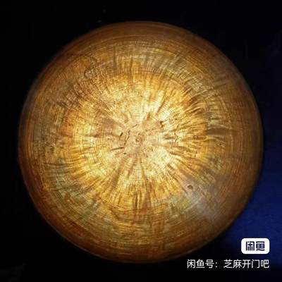 汤婆子纯铜 五六十年代老黄铜全手工制作 纯手工敲打！！！售出不退。 底部敲打皱纹成型痕迹在闪光下尤为明显。外面未经打磨保留了原始状态。 内膛底可看出坯饼厚实。重2.18斤纯精铜无杂质。高11mm直径20mm全美品未曾使用过。两耳四角尖端锋利。↑↑↑↑容易刺手需套保护膜或加工锉钝。 - 汤婆子纯铜 五六十年代老黄铜全手工制作 纯手工敲打！！！售出不退。 底部敲打皱纹成型痕迹在闪光下尤为明显。外面未经打磨保留了原始状态。 内膛底可看出坯饼厚实。重2.18斤纯精铜无杂质。高11mm直径20mm全美品未曾使用过。两耳四角尖端锋利。↑↑↑↑容易刺手需套保护膜或加工锉钝。