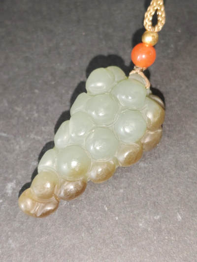 猩哥外币小铺➨【第221场】 - 新疆和田玉挂件，葡萄11.5克