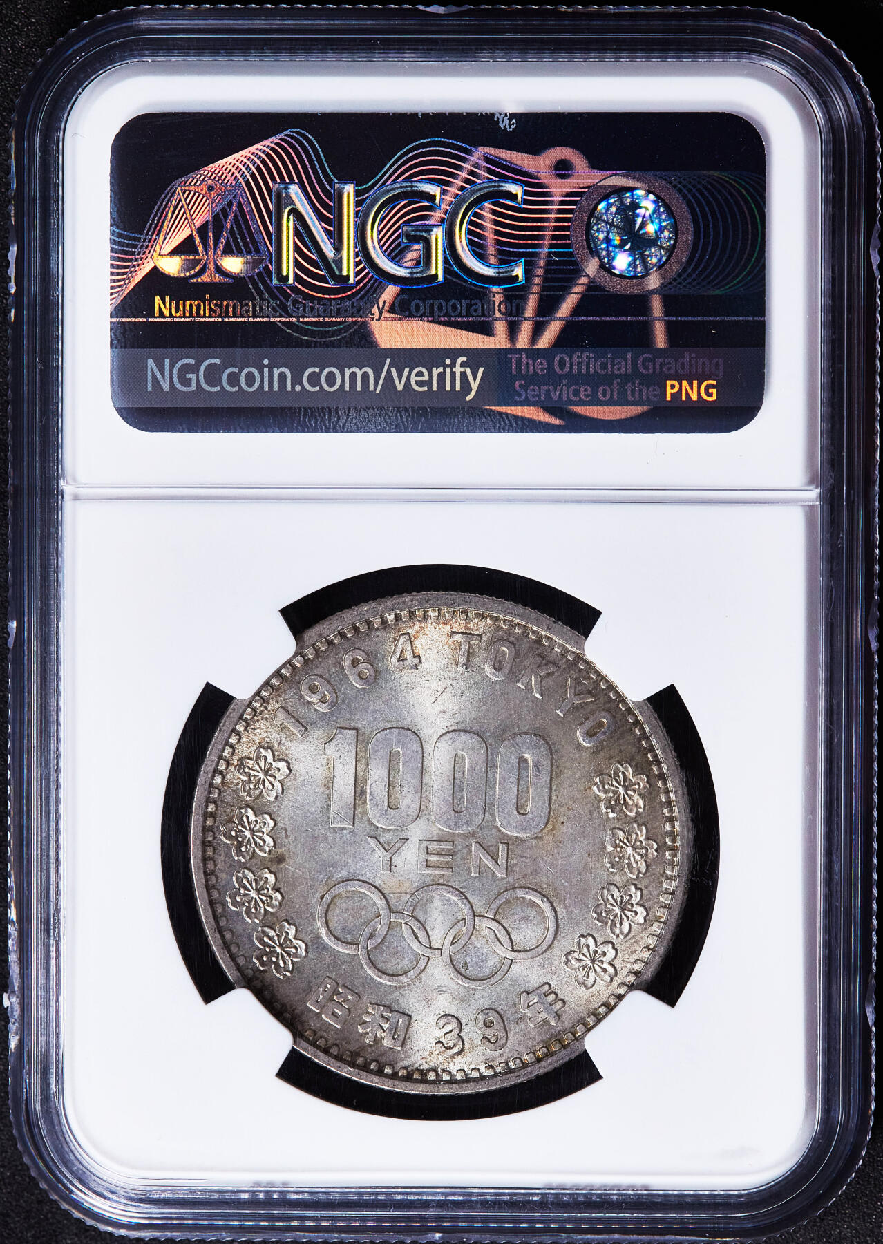 【俄甄集藏】2026年(049)03-18星期三 晚 19:30 全场包邮 日本1964年东京奥运会1000元纪念银币，NGC MS66，重20克，925银，五彩环彩包浆，转光品相