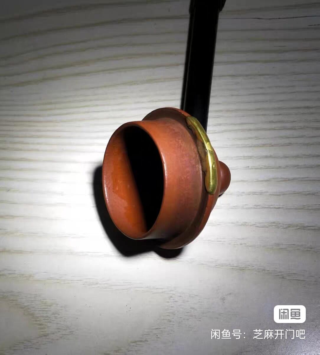 贡局紫砂壶 晚清销往泰国原矿朱泥紫砂 底款：贡局  容量二人量。盖一小磕包金就花了350元。壶身龙纹少见。喜欢就拍。料绝对好。该壶一直在用，主要泡红茶，介意勿拍。另赠送礼品