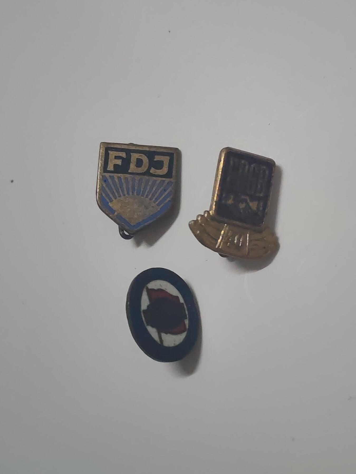 韵星假日军品类拍卖第46期 -- Rimey Holidays Militaria Auction 46 民主德国工会服务40周年纪念章，自由德国青年团证章，统一社会党党徽一组 均为珐琅 早期版本