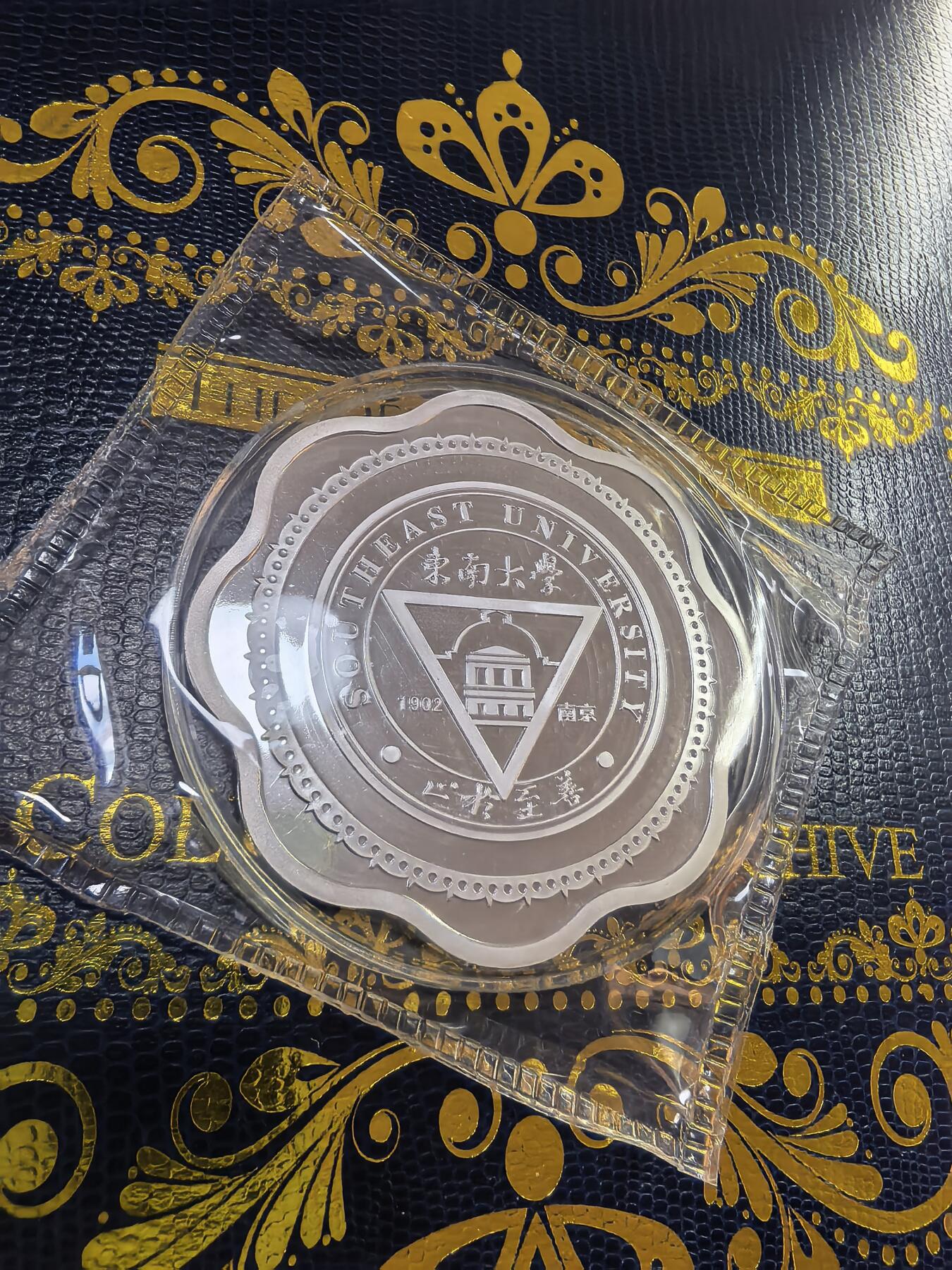 长老汇马年精选第九场拍卖 2013东南大学校庆纪念梅花形银章，60克999银，有盒无证，120枚