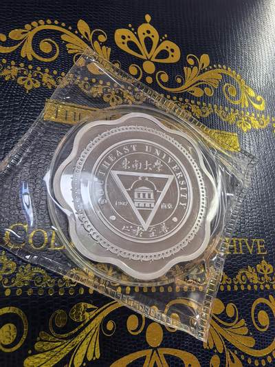 长老汇马年精选第九场拍卖 - 2013东南大学校庆纪念梅花形银章，60克999银，有盒无证，120枚