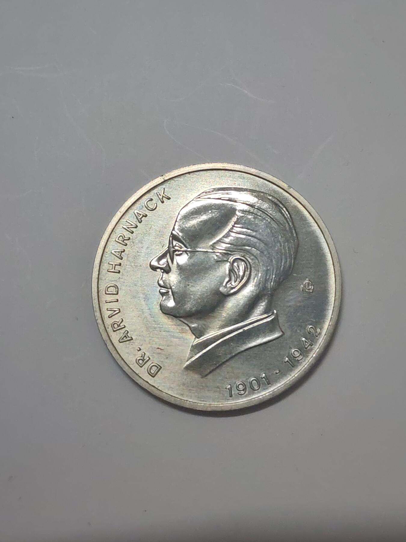 韵星假日军品类拍卖第46期 -- Rimey Holidays Militaria Auction 46 民主德国阿维德哈那特纪念币，巴尔干著名抵抗纳粹战士