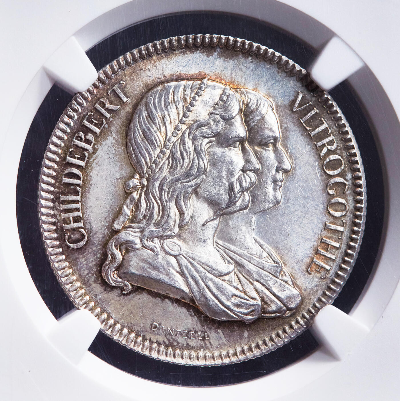 【俄甄集藏】2026年(049)03-18星期三 晚 19:30 全场包邮 法国1842年希尔德贝尔特一世夫妇头像纪念里昂市立医院成立1300周年银质代用币章，NGC MS65，五彩环彩，转光品相，法国19世纪著名雕刻家约瑟夫·丹泽尔(1805-1877)作品，顶级状态