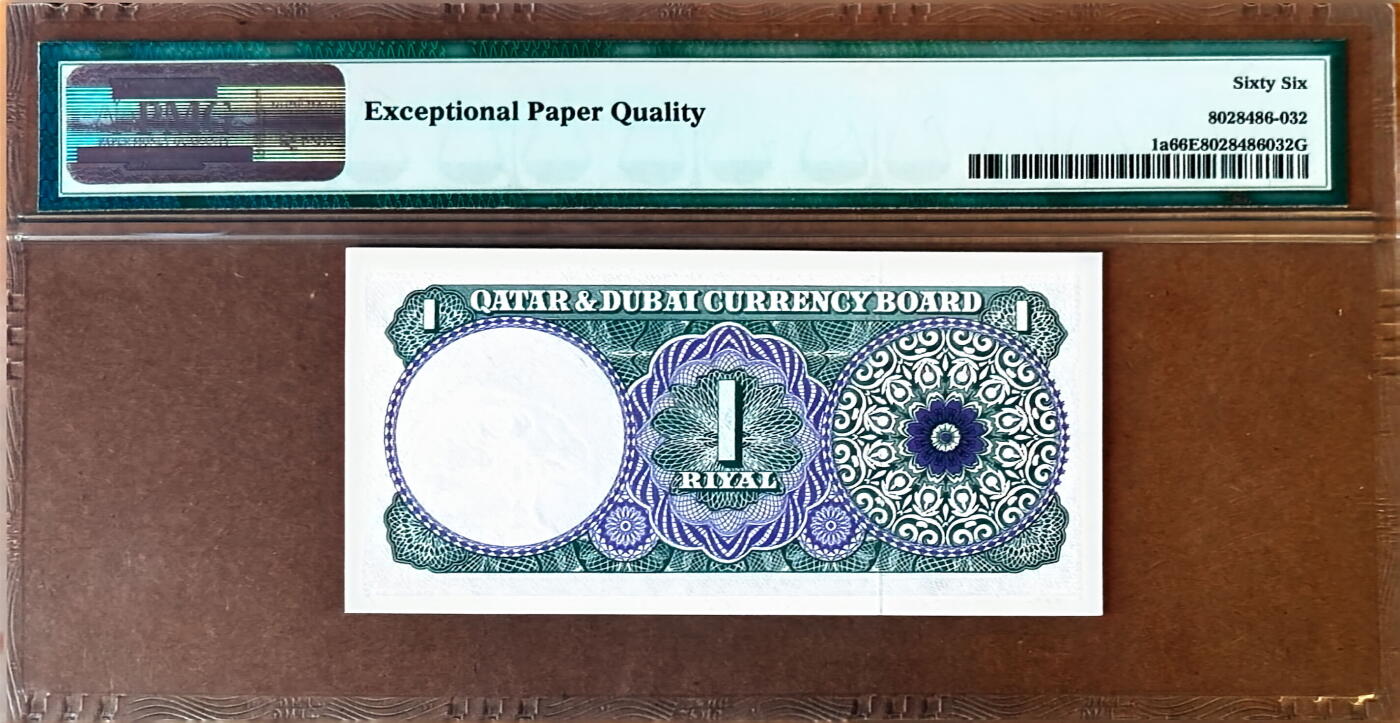 【Blue Auction】✨世界纸币精拍800期盛典——白金之夜🔥🔥🔥 ‌ Q-【升值品种 p1a】卡塔尔和迪拜 1960年1里亚尔 沙漠猎鹰水印 BWC出品 两个国家货币联盟共同发行 仅流通几年短暂存在 PMG66EPQ 绝品 正面为阿拉伯三角帆船、油井架与棕榈树的组合图案，代表了卡塔尔与迪拜的主要经济产业，背面为阿拉伯特色纹样 老壳