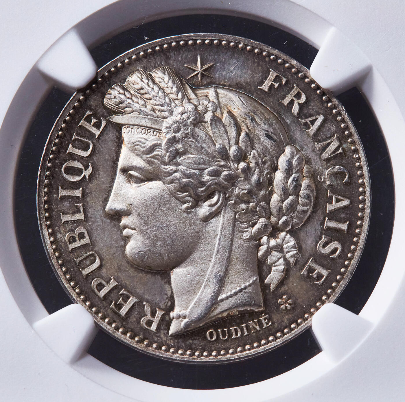 【俄甄集藏】2026年(049)03-18星期三 晚 19:30 全场包邮 法国19世纪谷物女神头像塞纳省初级教育委员会银质奖章，NGC MS65，高浮雕，类精制底板，黄油彩老包浆，丰饶角铭，法国19世纪雕刻家乌迪内作品，顶级状态