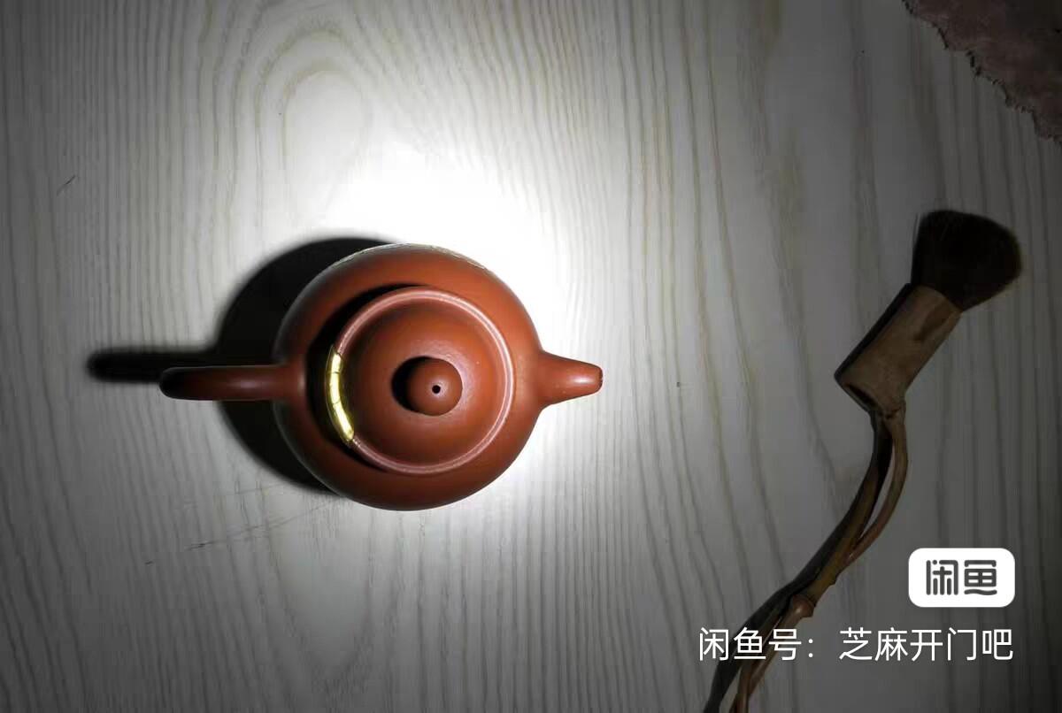 贡局紫砂壶 晚清销往泰国原矿朱泥紫砂 底款：贡局  容量二人量。盖一小磕包金就花了350元。壶身龙纹少见。喜欢就拍。料绝对好。该壶一直在用，主要泡红茶，介意勿拍。另赠送礼品