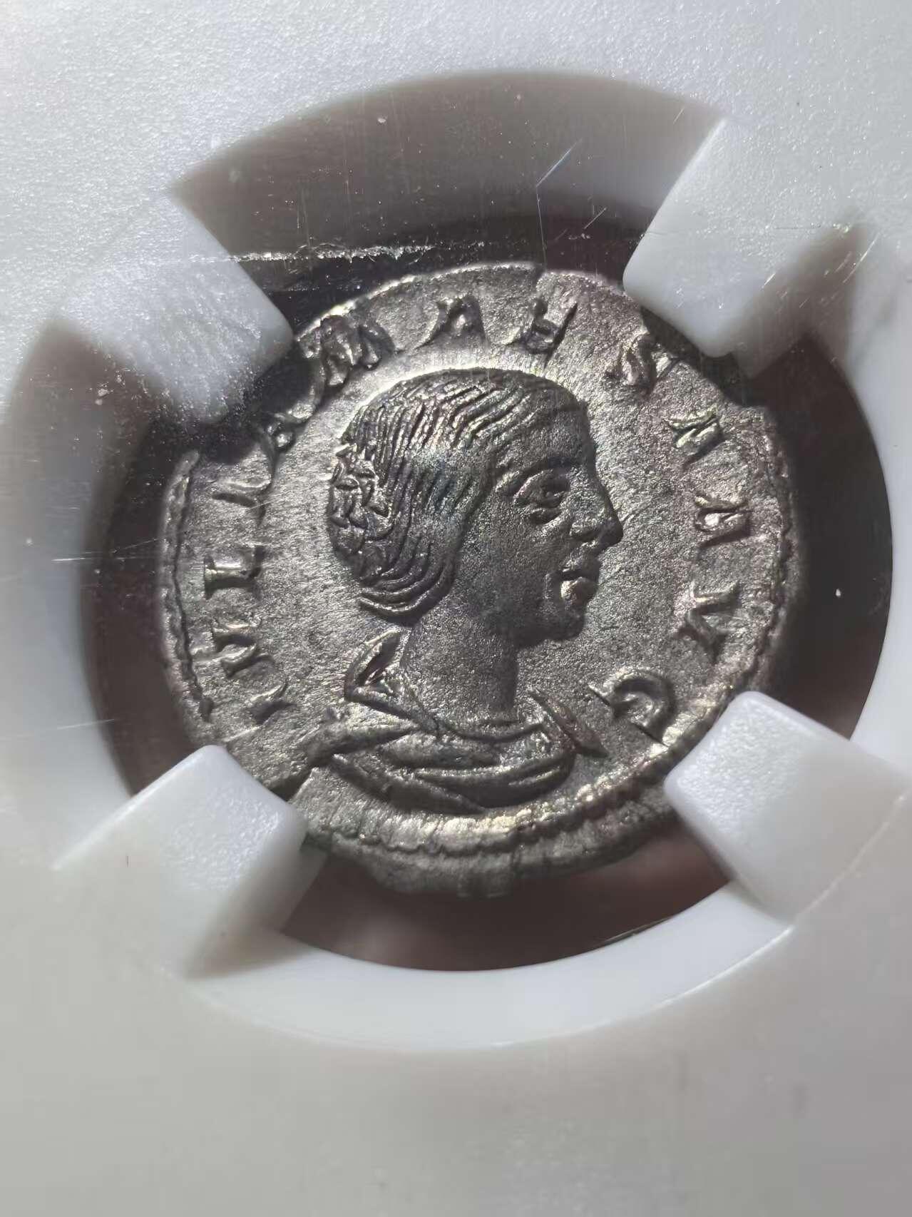 星盘世界钱币拍卖 美品！古罗马帝国 218-222年尤利亚·玛伊莎 1狄纳里银币 背面为谦虚女神坐像 她是皇帝埃拉伽巴路斯和亚历山大的外祖母