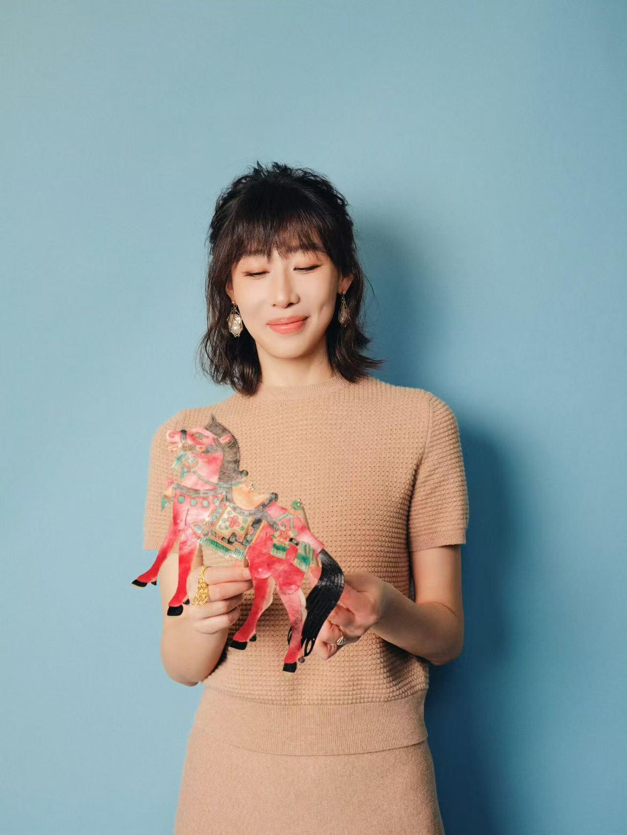 零元拍： 任素汐亲签2026总台马年春晚CMG出品“大吉大利”春条。