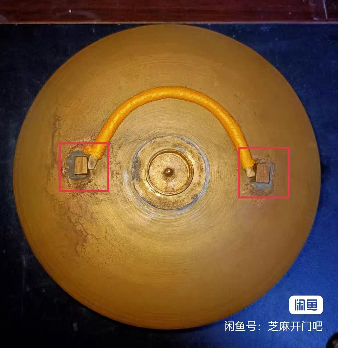 汤婆子纯铜 五六十年代老黄铜全手工制作 纯手工敲打！！！售出不退。 底部敲打皱纹成型痕迹在闪光下尤为明显。外面未经打磨保留了原始状态。 内膛底可看出坯饼厚实。重2.18斤纯精铜无杂质。高11mm直径20mm全美品未曾使用过。两耳四角尖端锋利。↑↑↑↑容易刺手需套保护膜或加工锉钝。
