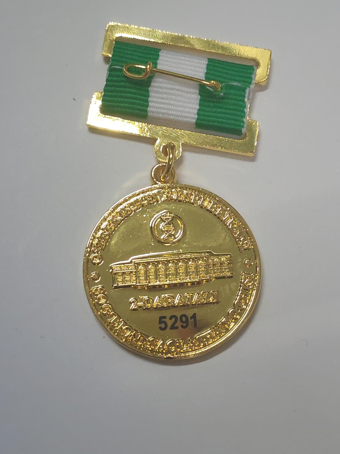 韵星假日军品类拍卖第46期 -- Rimey Holidays Militaria Auction 46 乌兹别克斯坦共和国卫生部二级优秀服务人员奖金奖章 实发5291号 非常稀少 设计继承苏联的奖金奖章 铜镀金 非常厚重 仅颁发给高级官员