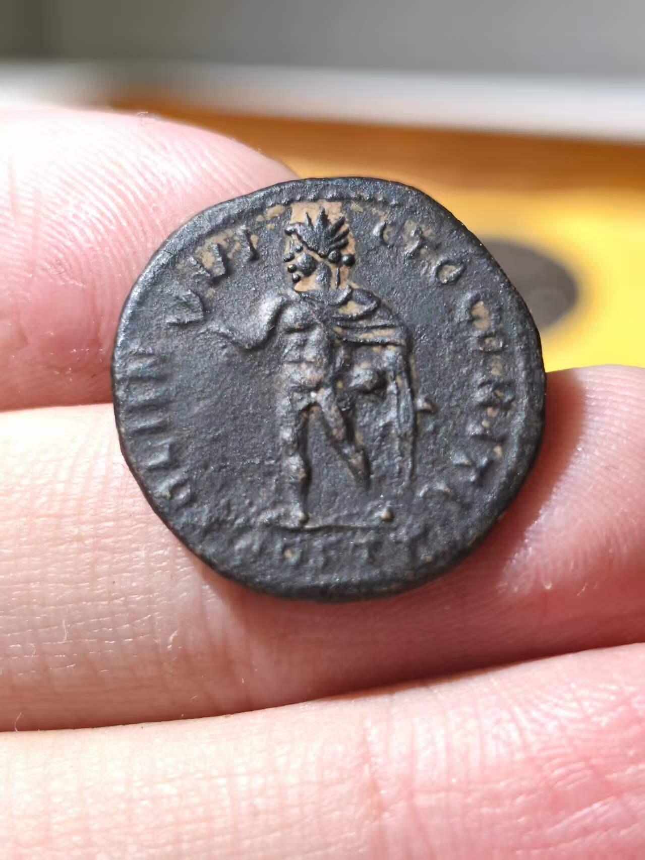 星盘世界钱币拍卖 少见早期 - 罗马帝国- 四帝共治 马克西米利安二世 富力铜币 背面是无敌太阳神索尔 马克西米连二世是坚定的密特拉支持者 在他的钱币太阳神是主要题材