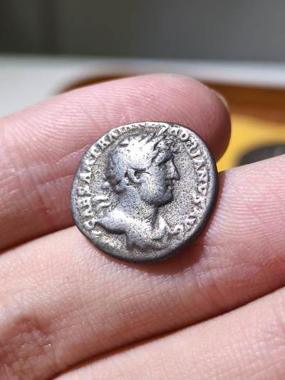 星盘世界钱币拍卖 - 罗马帝国 哈德良 第纳尔银币 公元121~123年 背面图案为罗马女神手持胜利女神 币文：大祭司、保民官、第三届执政官