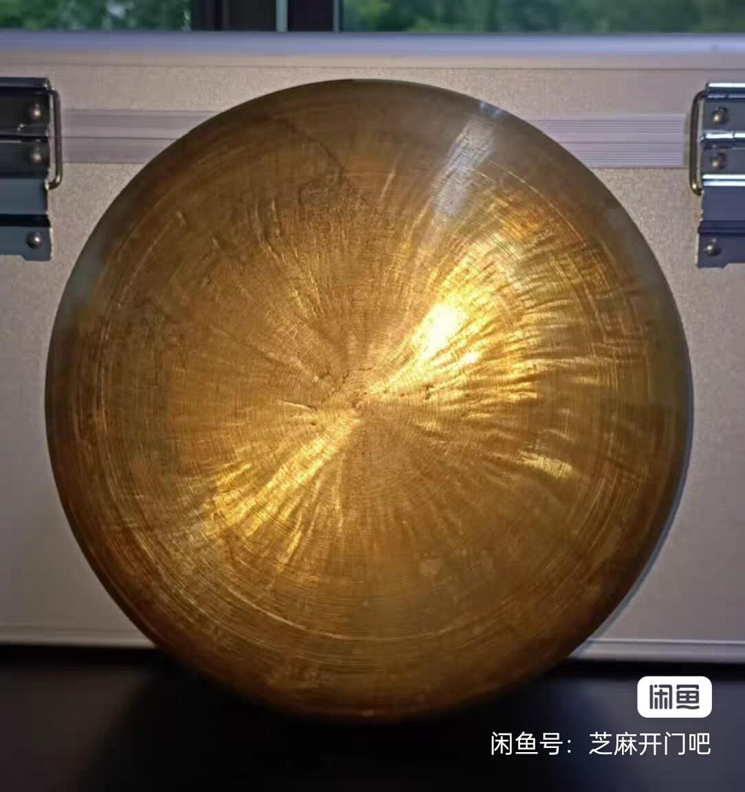 汤婆子纯铜 五六十年代老黄铜全手工制作 纯手工敲打！！！售出不退。 底部敲打皱纹成型痕迹在闪光下尤为明显。外面未经打磨保留了原始状态。 内膛底可看出坯饼厚实。重2.18斤纯精铜无杂质。高11mm直径20mm全美品未曾使用过。两耳四角尖端锋利。↑↑↑↑容易刺手需套保护膜或加工锉钝。