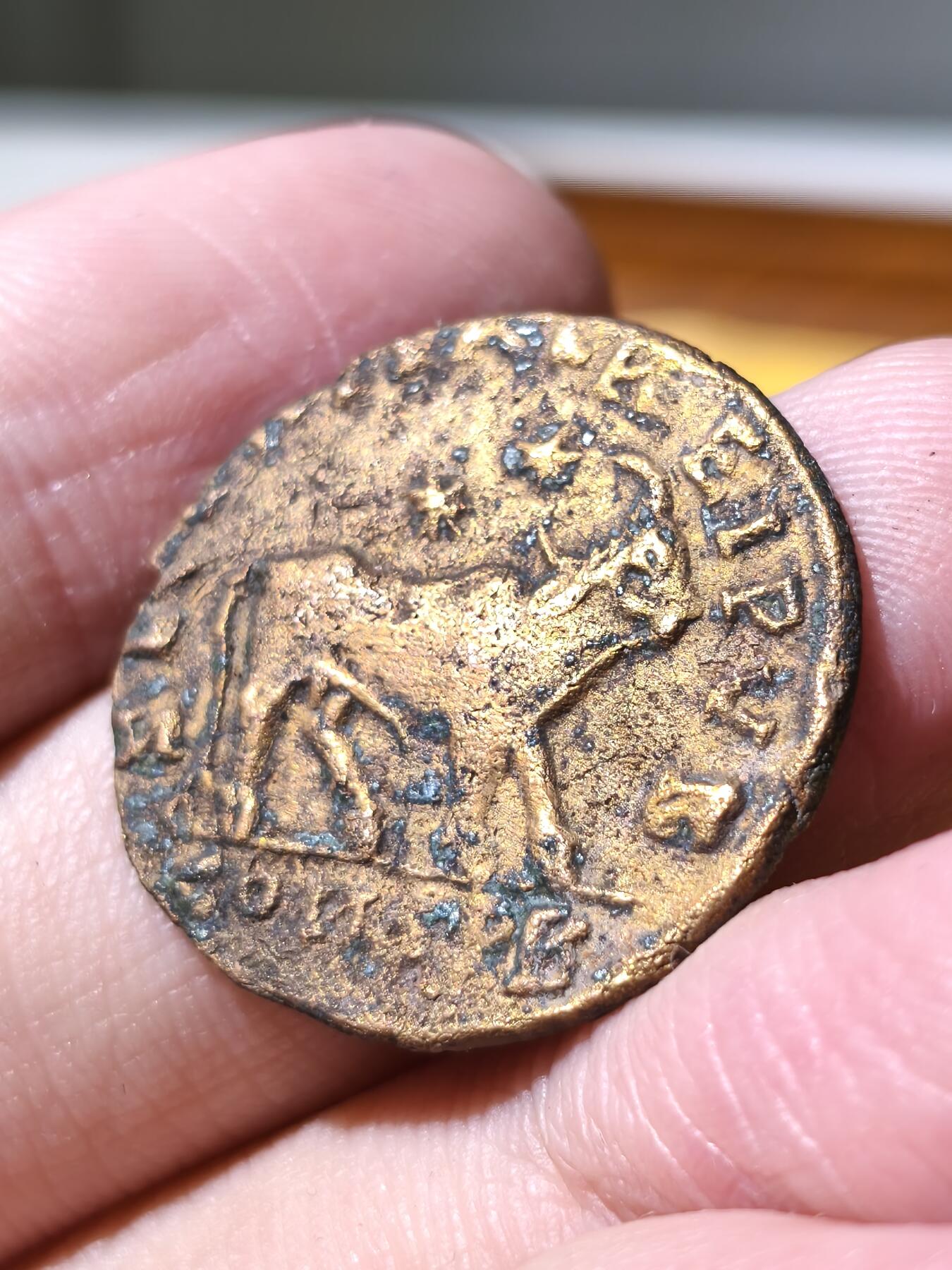 星盘世界钱币拍卖 罗马帝国 叛教者尤里安二世 双马奥里那大铜币。君士坦丁堡造币厂，第二造币作坊。背面图案为象征异教神朱庇特的公牛，币文为“共和国的安宁”。这枚钱币重量大小比其他同类小一些，或许为当时私人仿铸