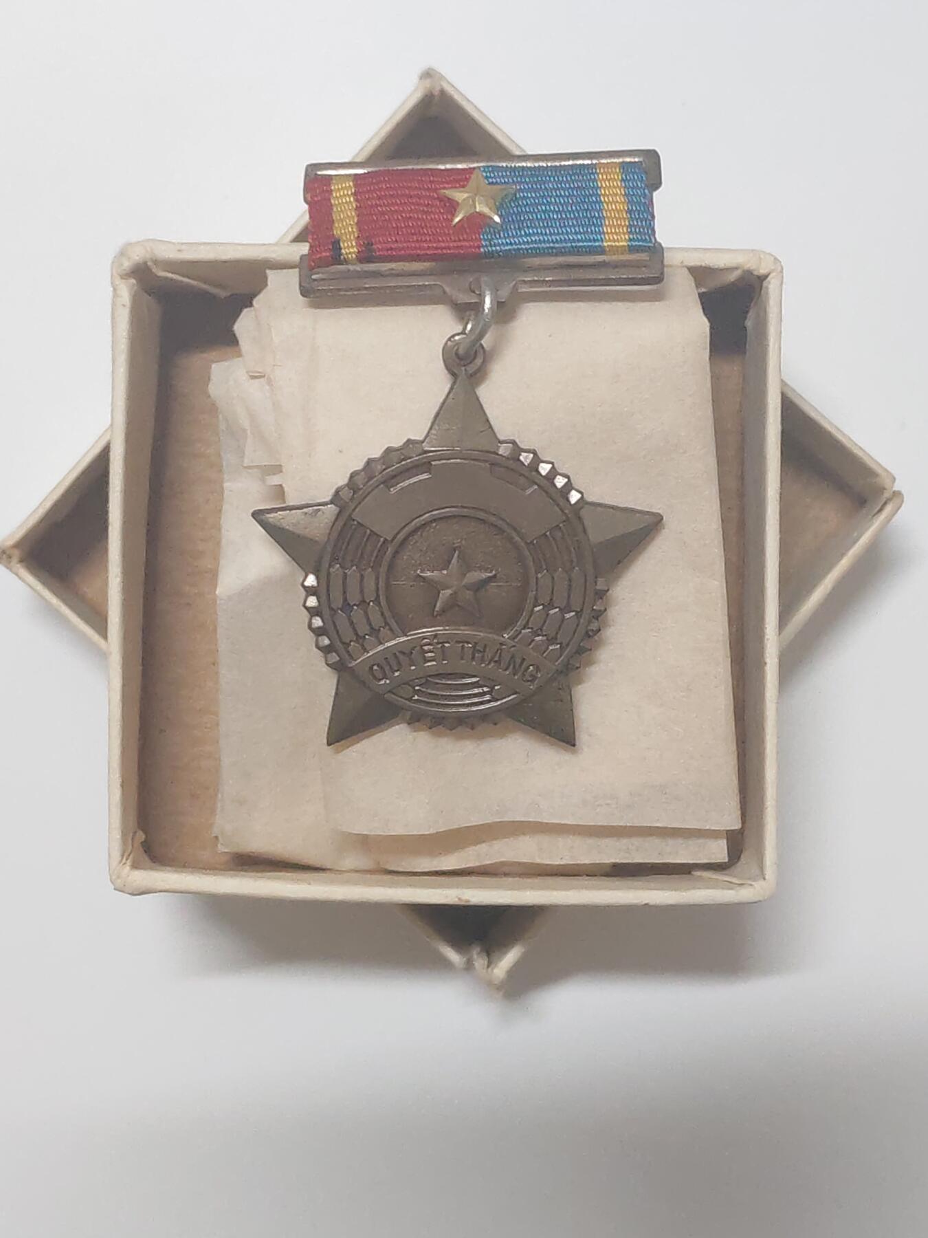 韵星假日军品类拍卖第46期 -- Rimey Holidays Militaria Auction 46 越南南方共和国（越共）二级决胜奖章带原盒原出生纸 原盒非常少 越战战时 铜制 后面不再生产