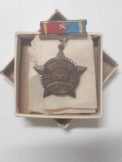 韵星假日军品类拍卖第46期 -- Rimey Holidays Militaria Auction 46 - 越南南方共和国（越共）二级决胜奖章带原盒原出生纸 原盒非常少 越战战时 铜制 后面不再生产