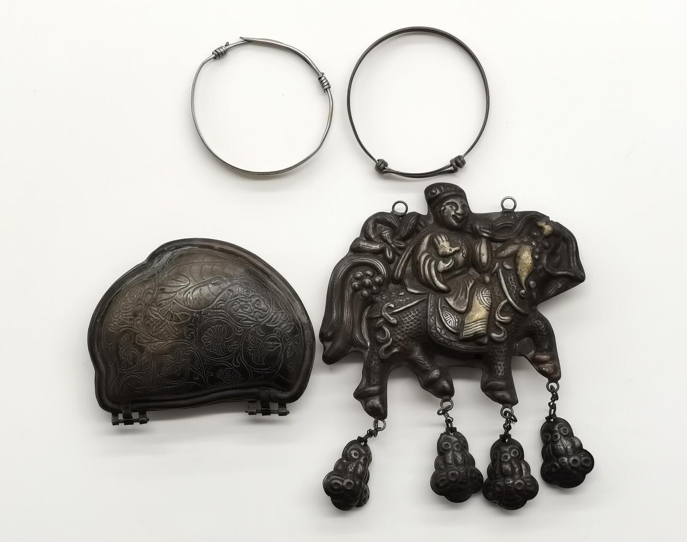 博洋堂世界钱币拍卖第165期（全场包邮） 杂银件一批四个，含两个民国手环，晚清民国印盒一个，晚清麒麟送子挂件一个，共重120.8g