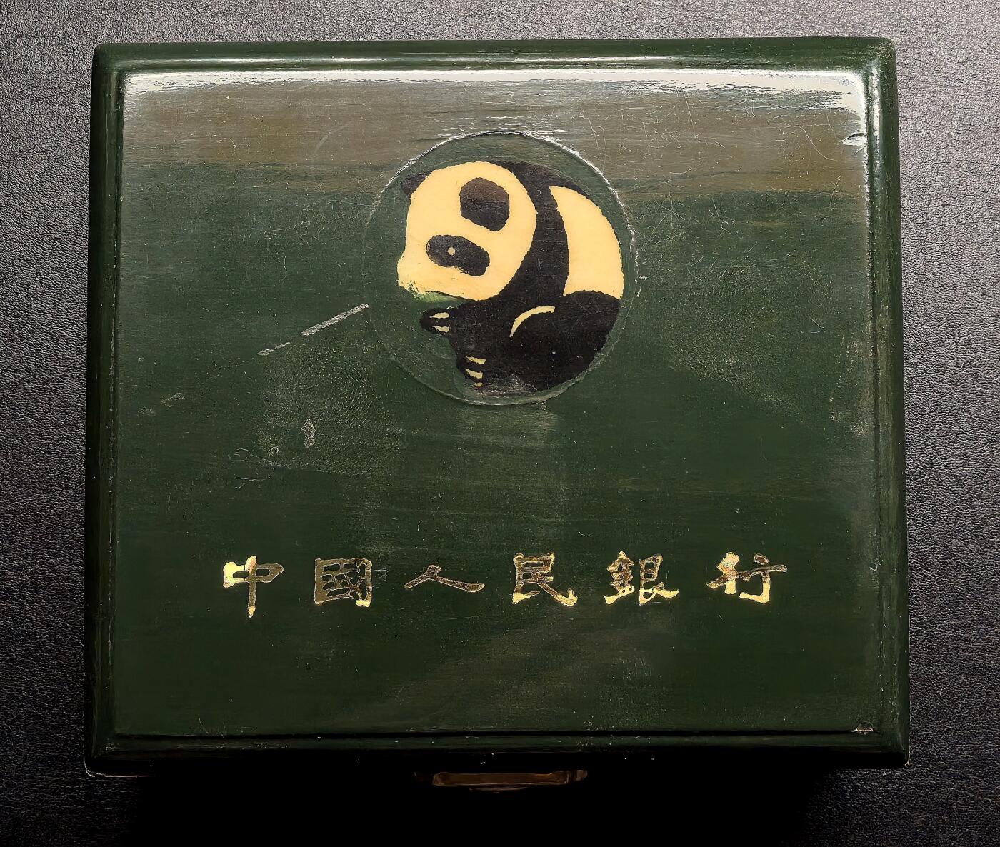 凡希社世界钱币微拍第三百二十一期 1988中国熊猫50元5盎司大银，原厂塑封，全品相，附锦盒包装证书。