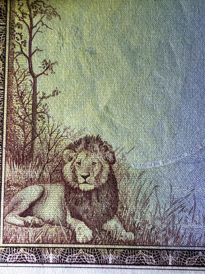 【Blue Auction】✨世界纸币精拍800期盛典——白金之夜🔥🔥🔥 R-【大珍 最高分仅64E 实钞没有全新存世】罗德西亚和尼亚萨兰 1956年10镑 大冠女王 该套最高值 BWC雕刻 油墨及凹凸感非常好 顶级品相（此钞堪称英联邦钞票中最具名气的一款，其高昂面额、珍罕程度及华美设计造就了非凡魅力。从最微小的正面狮子细节到背面的大幅象群雕刻充满非洲特色。全新品相可遇不可求，印钞管理者白边的签注没给E，实际就是原厂原票，两年前一张40分差品拍了4080美金）