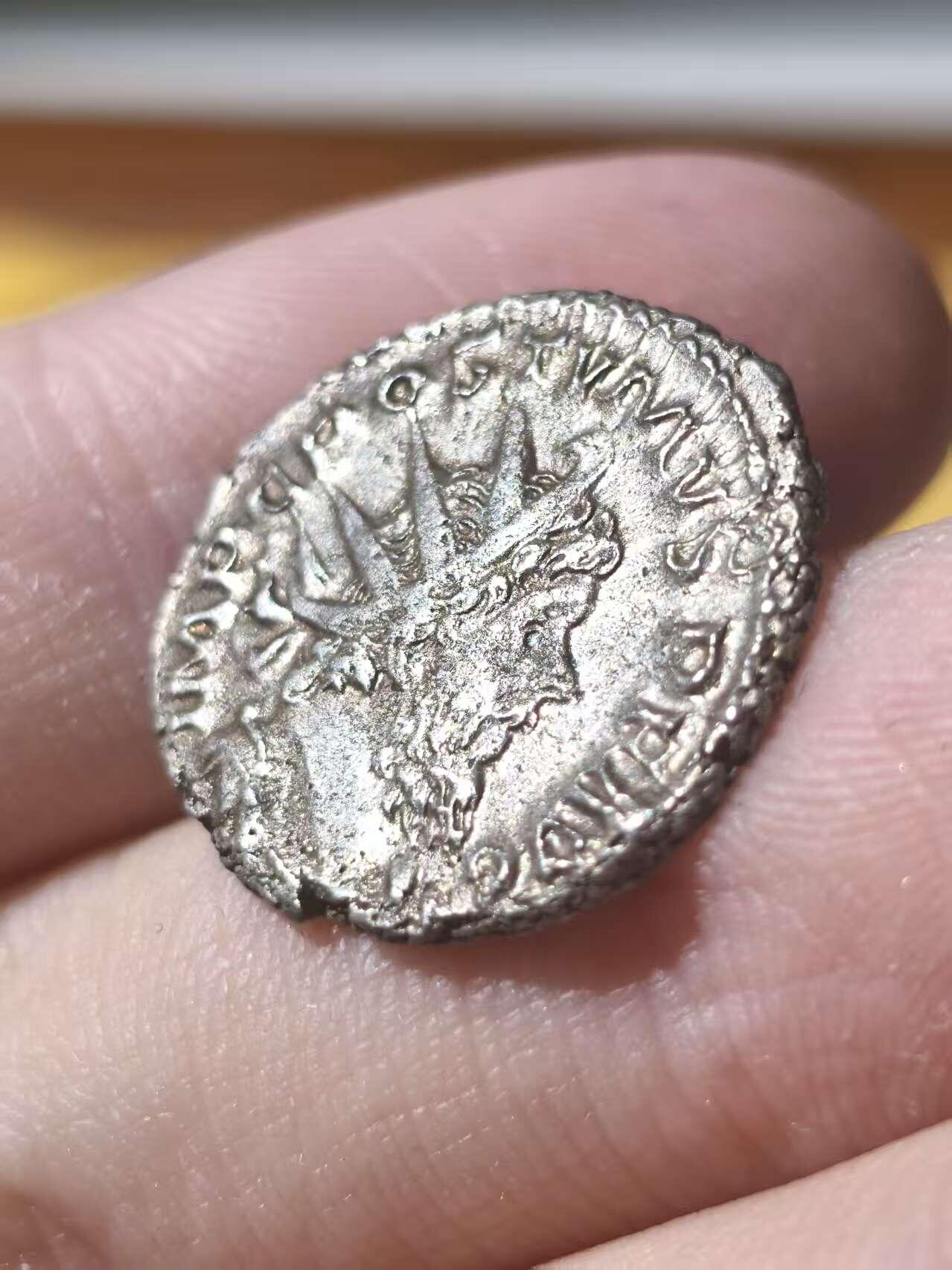 星盘世界钱币拍卖 古罗马三世纪危机 - 高卢帝国波斯杜慕斯安敦尼安银币，背面朱庇特手持权杖和闪电 ，双面深打，该品种这种状态稀少 