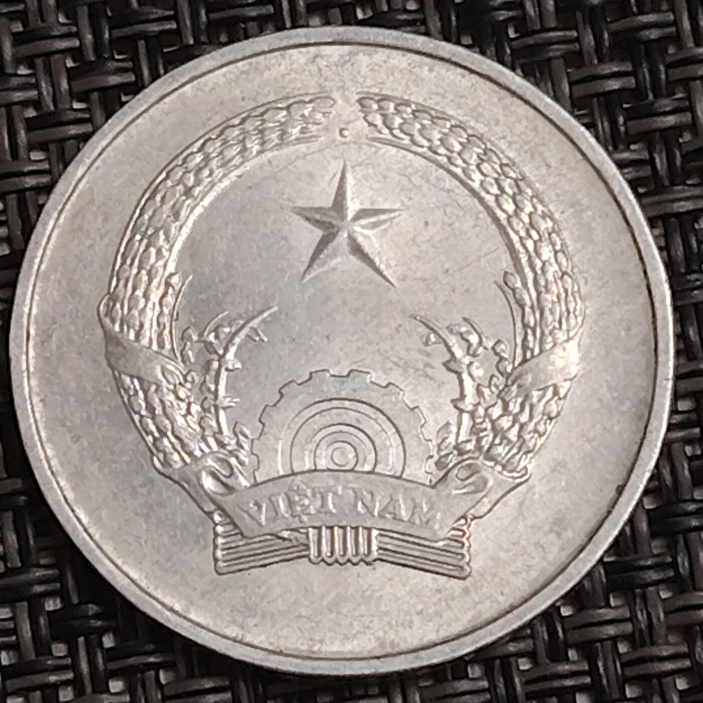 布加迪🐬～世界钱币(上海)🌾第 282 期 /  各国套币和散币 越南🇻🇳 1976年 1盾