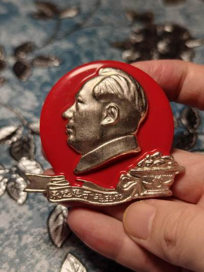 抚柳草堂-第十六期章牌钱币  奖章勋章限时免佣 满百包邮 放漏专场 - 六七十年代 毛主席像章 芒果异型大章 69*59 厚重版不是小薄片 章也厚漆面也厚 品相不错 市场价小几百