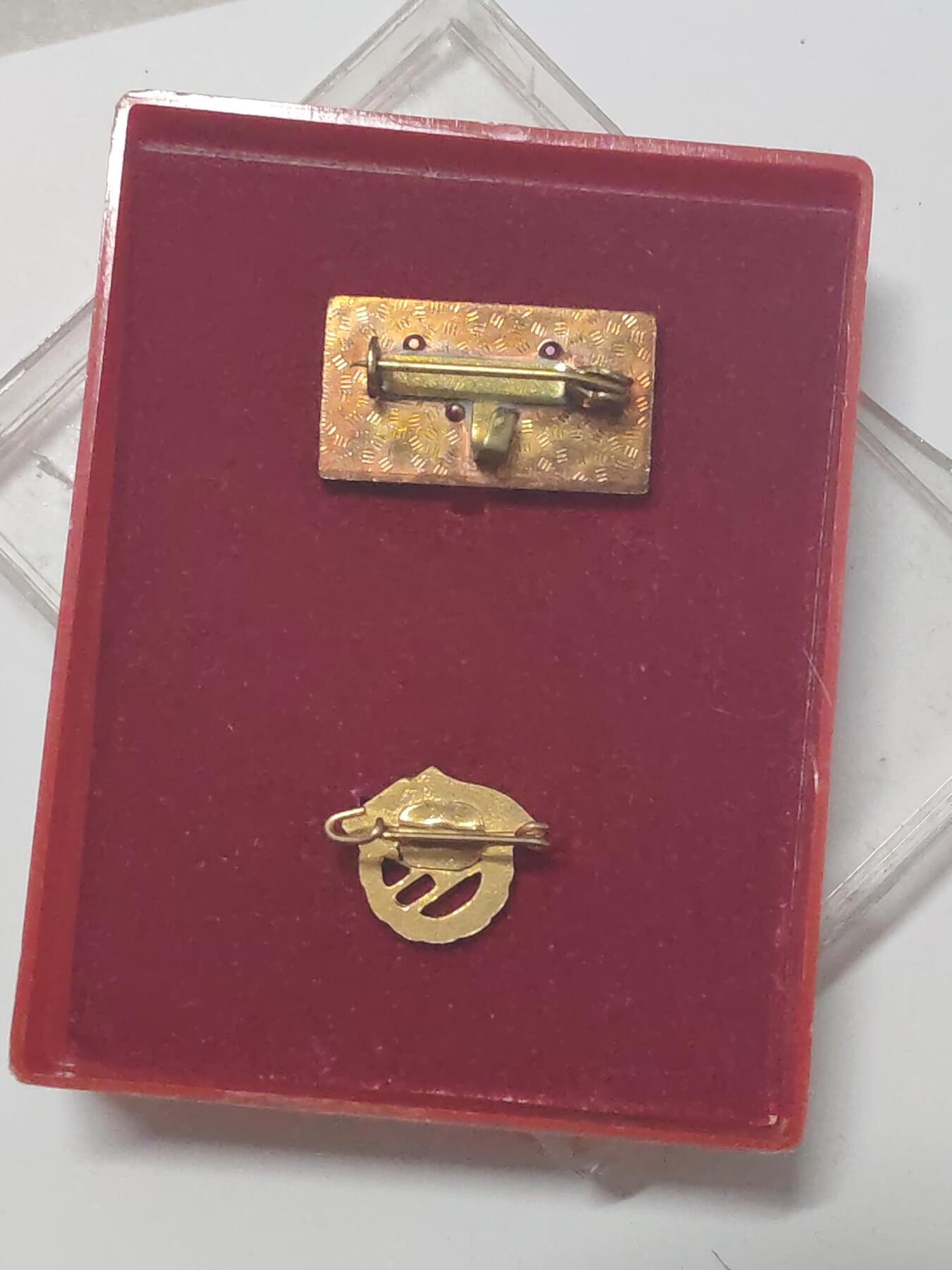 韵星假日军品类拍卖第46期 -- Rimey Holidays Militaria Auction 46 民主德国集体劳动五次获得与金级苏德友谊奖章mini一组带盒