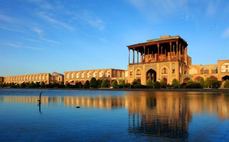 【Blue Auction】✨世界纸币精拍800期盛典——白金之夜🔥🔥🔥 I-【莫塔扎维博士旧藏 唯一冠军分罕见 未发行最高值 大珍】伊朗 1938年10000里亚尔 PMG67EPQ 超级大票幅 正面礼萨-汗国王 两侧为阿里卡普王宫和波斯波利斯遗址 背面为伊斯法罕著名的十三孔桥 伊斯兰纹饰点缀非常漂亮 该张纸币系礼萨-汗为推动伊朗20世纪现代化努力和国家金融改革形成的产物 但最终未发行 仅有样钞存世 无可挑剔的品相难以超越