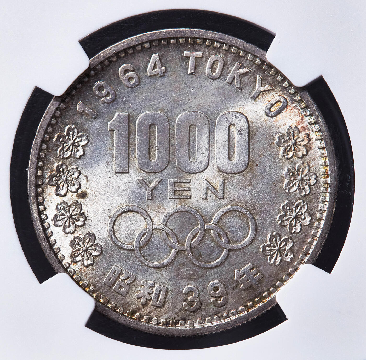 【俄甄集藏】2026年(049)03-18星期三 晚 19:30 全场包邮 日本1964年东京奥运会1000元纪念银币，NGC MS66，重20克，925银，五彩环彩包浆，转光品相