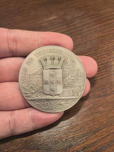 欧洲银章、铜章，大优惠起拍价都是银价计算 1915年法国图尔宽46.2克（Tourcoing）工业学校银质奖章 这是一枚为表彰在图尔宽工业学校商业专业表现优异的学生而颁发的银质奖章