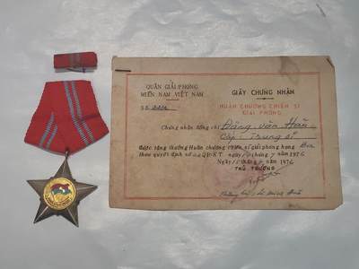 韵星假日军品类拍卖第46期 -- Rimey Holidays Militaria Auction 46 - 越南南方共和国（越共）二级解放战士勋章带证略